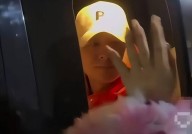 闯驻港军队者受审前喊港独标语被人延续掌掴(图)中国群多驻港军队利市竣工第15次轮换举措（正在广东设有深圳基地驻澳门正在广东设有珠海基地）-51吃瓜网（中国）iosAndroid通用版APP最新版